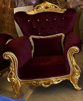 Casa Padrino Luxus Barock Sessel Bordeauxrot / Gold - Wohnzimmer Sessel mit Glitzersteinen - Barockstil Wohnzimmer Möbel - Luxus Möbel im Barockstil - Barock Einrichtung - Wohnzimmer Einrichtung