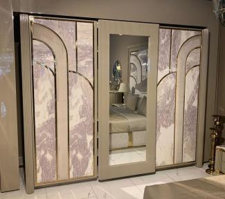 Casa Padrino Luxus Art Deco Schlafzimmerschrank Grau / Weiß / Gold 270 x H. 230 cm - Verspiegelter Kleiderschrank mit 3 Schiebetüren - Art Deco Schlafzimmer & Hotel Möbel - Luxus Kollektion
