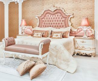 Casa Padrino Luxus Barock Schlafzimmer Set Rosa / Weiß / Creme / Kupferfarben - 1 Doppelbett mit Kopfteil & 2 Nachttische & 1 Sitzbank - Barock Schlafzimmer Möbel - Edel & Prunkvoll