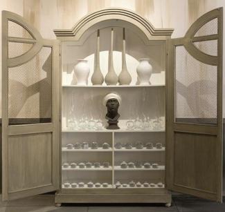 Casa Padrino Luxus Landhausstil Schrank Grau / Weiß - Handgefertigter Massivholz Regalschrank mit 2 Türen - Landhausstil Massivholz Möbel - Luxus Qualität
