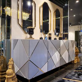 Casa Padrino Luxus Möbel Set Weiß-Grau / Gold - 1 Sideboard mit 4 Türen & 3 Wandspiegel - Wohnzimmer Möbel - Luxus Qualität
