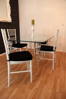 Designer Acryl Esszimmer Set Weiß/Schwarz - Ghost Chair Table - Polycarbonat Möbel - 1 Tisch + 4 Stühle - Casa Padrino Designer Möbel