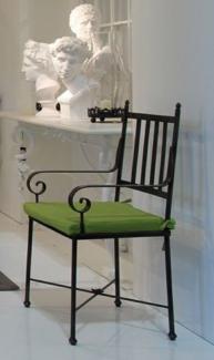 Casa Padrino Luxus Jugendstil Gartenstuhl mit Armlehnen und Sitzkissen Schwarz / Grün 47 x 50 x H. 103 cm - Handgeschmiedeter Esszimmer Stuhl - Esszimmer Garten Terrassen Möbel