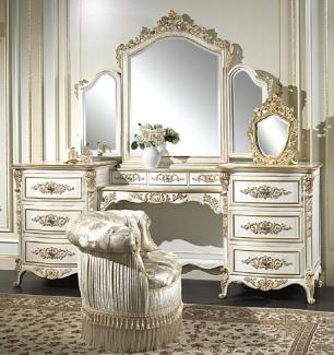 Casa Padrino Luxus Barock Schlafzimmer Set Weiß / Gold - 1 Schminkkommode & 1 Spiegel & 1 Sessel - Prunkvolle Schlafzimmer Möbel - Hotel Möbel - Schloss Möbel - Luxus Qualität - Made in Italy