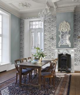 Casa Padrino Luxus Papiertapete Pflanzen Hellblau / Mehrfarbig - 10,05 x 0,53 m - Tapete Mustertapete Botanisch Blumen