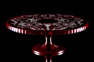 Casa Padrino Luxus Kuchenteller Rot / Silber Ø 32 x H. 12 cm - Handgefertigte und handgravierte Glas Kuchenplatte - Hotel & Restaurant Accessoires - Luxus Qualität