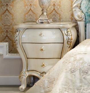 Casa Padrino Luxus Barock Nachtkommode Creme / Gold 60 x 55 x H. 68 cm - Prunkvoller Massivholz Nachttisch - Barock Schlafzimmer Möbel