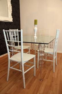 Designer Acryl Esszimmer Set - Ghost Chair Table - Polycarbonat Möbel - 1 Tisch + 4 Stühle - Casa Padrino Designer Möbel Weiß - Casa Padrino Designer Möbel