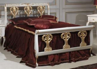 Casa Padrino Luxus Barock Doppelbett Weiß / Gold 208 x 229 x H. 114 cm - Handgeschnitztes Massivholz Bett - Prunkvolle Schlafzimmer Möbel - Hotel Möbel - Luxus Qualität - Made in Italy