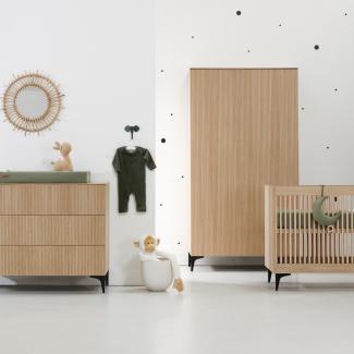 Kidsmill Levi Babyzimmer | Bett 60 x 120 cm + Kommode Natur Eiche Beige