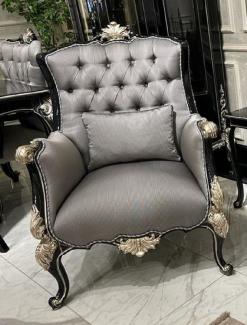 Casa Padrino Luxus Barock Wohnzimmer Sessel Silber / Schwarz / Silber - Handgefertigter Barockstil Sessel mit dekorativem Kissen - Barock Wohnzimmer Möbel