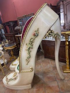 Casa Padrino Luxus Barock High Heel Vitrine Lila / Creme / Gold - Handgefertigter Massivholz Damenschuh Vitrinenschrank - Prunkvolle Barock Möbel