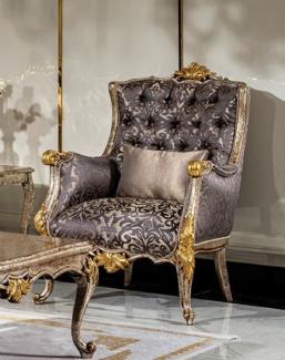 Casa Padrino Luxus Barock Wohnzimmer Sessel Lila / Silber / Antik Silber / Braun / Gold - Handgefertigter Barockstil Sessel mit elegantem Muster und dekorativem Kissen - Barock Wohnzimmer Möbel
