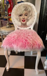 Casa Padrino Luxus Barock Esszimmer Stuhl Marilyn Monroe Rosa / Weiß - Handgefertigter Pop Art Designer Stuhl mit Kunstfell - Barock Esszimmer Möbel