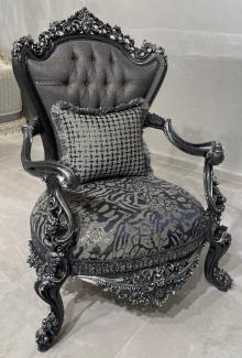 Casa Padrino Luxus Barock Sessel Grau / Silber - Prunkvoller Wohnzimmer Sessel - Barockstil Wohnzimmer Möbel - Luxus Möbel im Barockstil - Barock Einrichtung - Edel & Prunkvoll