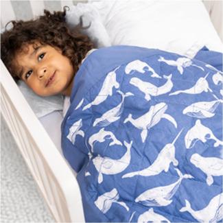 aden + anais™ Embrace beschwerte Decke fürs Kleinkindbett, gewichtete Decke für Baby und Kinder, hypoallergene Baumwollpopeline, für Kinder über 12kg, 78 x101cm, Whale Watching