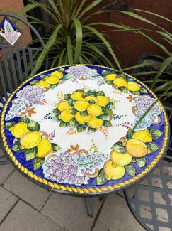 Casa Padrino Luxus Jugendstil Gartentisch Mehrfarbig / Grau Ø 70 cm - Schmiedeeisen Garten Tisch mit Lavastein Tischplatte - Barock & Jugendstil Garten Möbel - Luxus Qualität - Made in Italy