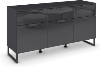 Rauch Möbel Modern by Aditio Sideboard, Kommode, Schubladenschrank, Lowboard, 3-türig, 3 Glastüren, 3 Schubkästen, Soft-close, Kufenfuß, Farbe Glas basalt/Grau metallic, 140x73x44cm