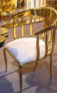 Casa Padrino Luxus Esszimmer Stuhl mit Armlehnen Creme / Gold - Gepolsterter Edelstahl Küchen Stuhl - Esszimmer Möbel - Hotel Möbel - Restaurant Möbel - Luxus Möbel