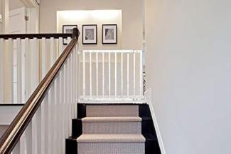 Safetots Treppenschutzgitter zum Verschrauben am oberen Ende der Treppe, weißes Holz, 63. 5 cm - 105. 5 cm, Holz-Treppenschutzgitter, Schraubbefestigung