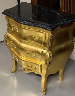 Casa Padrino Barock Kommode Gold / Schwarz - Handgefertigte Barockstil Nachtkommode mit Marmorplatte und 3 Schubladen - Barock Möbel - Schlafzimmer Möbel im Barockstil