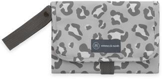 emma & noah Premium Wickelunterlage für unterwegs, waschbar & mobil, kleine Wickeltasche mit Windeltasche für den Kinderwagen, schadstofffrei & atmungsaktiv (Leo Grau)