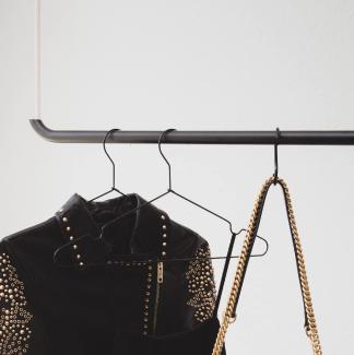 Design-Kleiderstange zur Deckenmontage mit Baumwollseil, schwarz, 70 cm