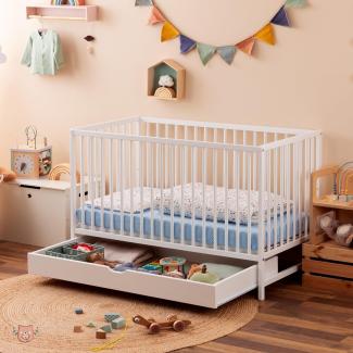 Alcube Finn Babybett mit Schublade in Weiß - Gitterbett 70x140 aus Massivholz - höhenverstellbar und umbaubar mitwachsendes Baby Bett kompatibel mit Babybett Matratze 70x140 und Bettumrandung