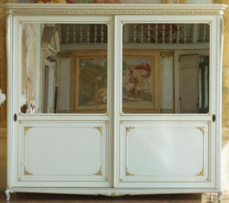 Casa Padrino Luxus Barock Schlafzimmerschrank Weiß / Gold 290 x 68 x H. 254 cm - Kleiderschrank mit 2 verspiegelten Schiebetüren - Edel & Prunkvoll
