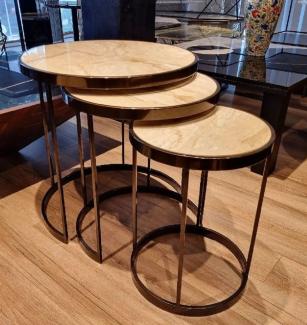 Casa Padrino Luxus Beistelltisch Set Beige / Messing - 3 Runde Metall Tische mit Marmorplatte - Wohnzimmer Möbel - Hotel Möbel - Luxus Möbel - Luxus Einrichtung - Möbel Luxus
