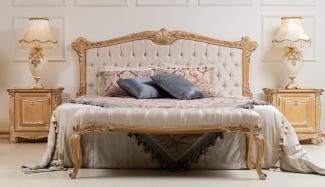 Casa Padrino Luxus Barock Schlafzimmer Set Cremefarben / Gold - 1 Doppelbett mit Kopfteil & 2 Nachtkommoden - Schlafzimmer Möbel im Barockstil - Edel & Prunkvoll