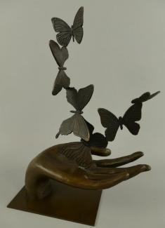 Casa Padrino Bronze Skulptur Hand mit Schmetterlingen Bronzefarben 25 x 14 x H. 35 cm - Bronzefigur - Dekofigur - Deko Accessoires