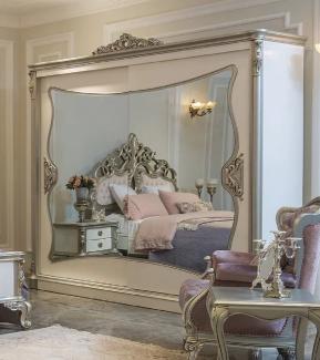 Casa Padrino Luxus Barock Schlafzimmerschrank Weiß / Silber 260 x 72 x H. 244 cm - Edler Massivholz Kleiderschrank mit 2 verspiegelten Schiebetüren - Schlafzimmer Möbel im Barockstil - Luxus Qualität
