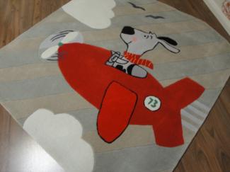 Kinderteppich- Gustav bei Fliegen in Rot, der Hund 150 x 150 cm Gustav und seine Freunde