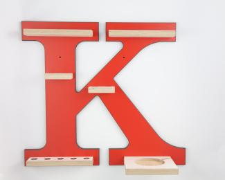 Schreinerei Linden 'Buchstabe K' Tonie-Regal, Holz rot, 45 x 51 cm
